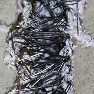 بکارگیری الیاف در بتن، هزینه‌های معمول پروژه را افزایش می‌دهد.