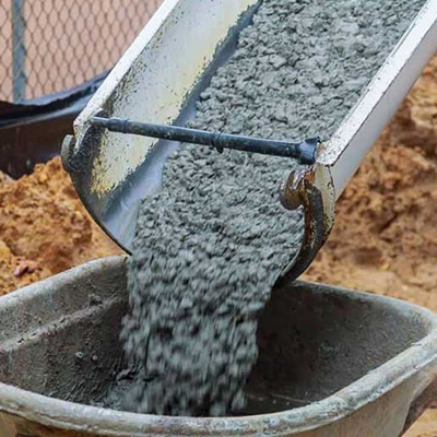 استفاده از میکروسیلیس در بتن باعث کاهش اسلامپ و افزایش مقاومت بتن می‌شود.