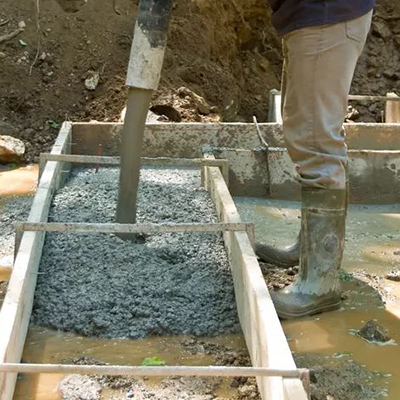 حضور خاکستر بادی، احتمال آب‌انداختگی و جداشدگی  بتن تازه را کاهش می‌دهد.