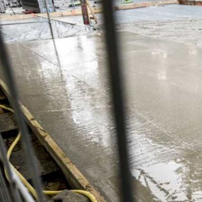 یکی از خطرات استفاده بی‌رویه از کربوکسیلات، پدیده‌ی آب انداختگی بتن است.